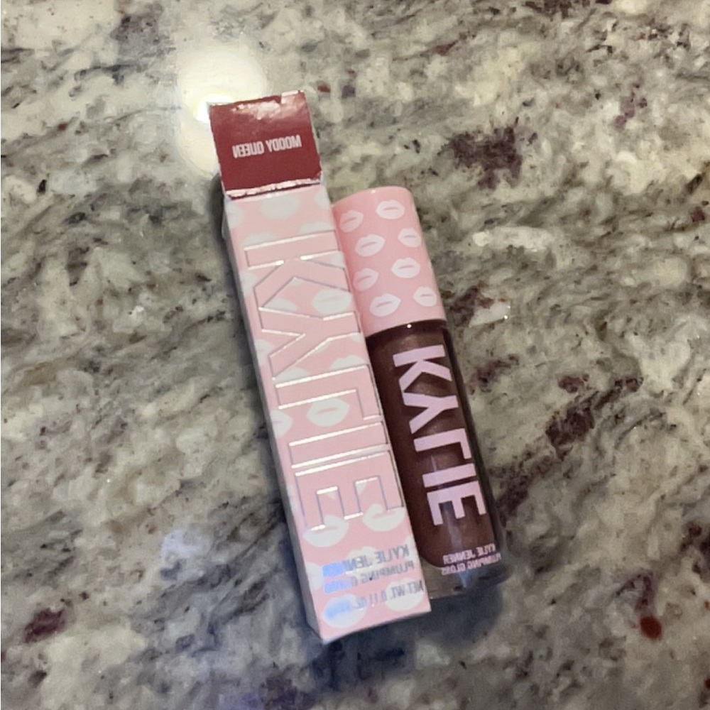 Kylie Jenner - plumbing gloss (moody queen)